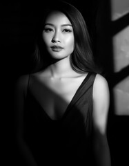 Naklejka premium モノクロ ポートレート 女性 クローズアップ 美容 メイク まつげ 表情 光と影 陰影 黒背景 高コントラスト 肌 シンプル 美しさ ファッション エレガント 神秘的 芸術 グラマー