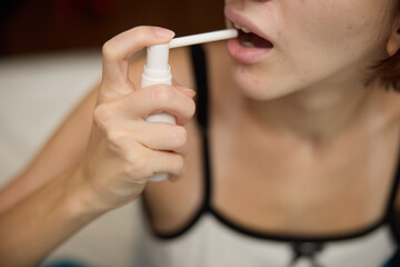 Obraz premium A woman using an electric toothbrush to brush her teeth