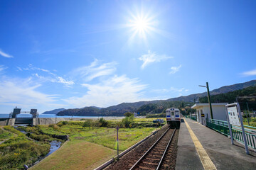 三陸鉄道・甫嶺駅で防潮堤と気動車を撮る