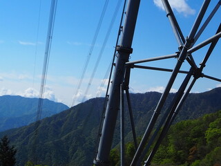 鉄塔と山の景色