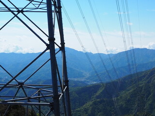 鉄塔と山の景色