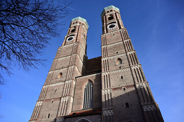 二本の大きな塔のフラウエン教会