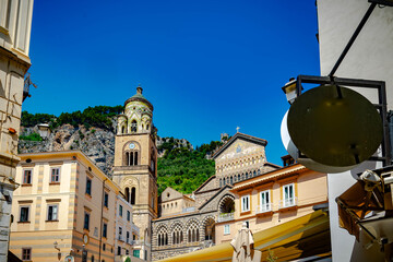 Vista de la costa de Amalfi de Italia durante un día soleado.