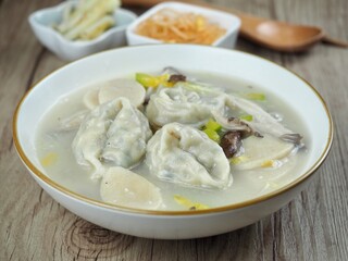한국의 전통음식 떡 만두국과 반찬
