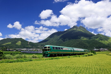 夏の由布岳とゆふいんの森号