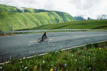 Obraz premium Riding bike on grassland mountain top trail