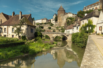 vieux pont en pierre sur l'Armançon appelé pont Pinard sous les fortifications médiévales de la...