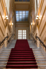 Obraz premium Casino de Monaco. Intérieur du Casino de Monaco. Escaliers luxueux. Montée d'escaliers. Marches avec un tapis