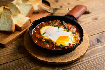 トマトソースと食パン（シャクシュカ風）