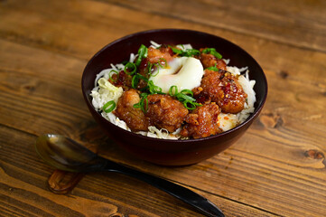 ピリ辛からあげ丼