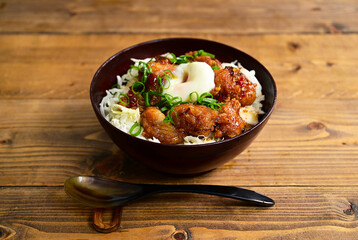 ピリ辛からあげ丼