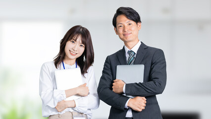 ノートパソコンを持つ男女の日本人ビジネスマン