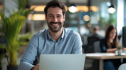 Obraz premium Smiling customer service representative efficiently managing client queries on laptop in modern office environment, highlighting professionalism and effective communication skills