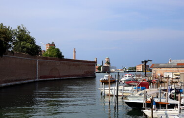 Obraz premium Häuser und Boote an einem Kanal in Venedig