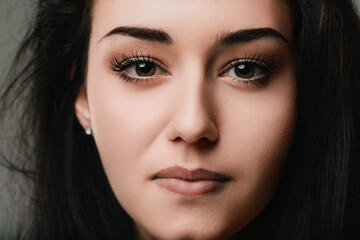 Obraz premium Young woman with brown eyes making eye contact