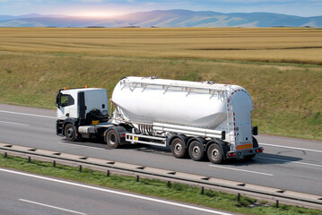 Dry Bulk Concrete Powder Cement Transport Tank Carrier Truck