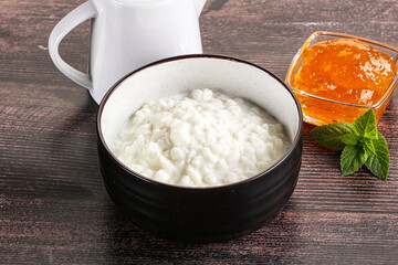 Grain curd with cream and jam