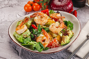 Salad with prawn and quinoa