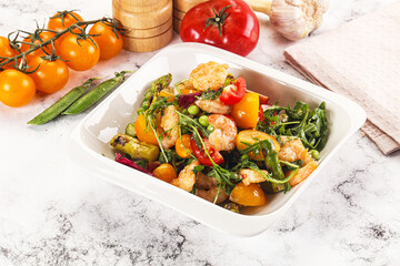 Gourmet salad with prawn and asparagus