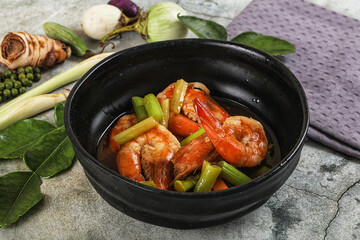 Prawn with asparagus and spices