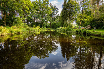 Spiegelungen an der Talsperre Ringenhain in der Oberlausitz 1
