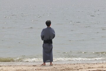 海を眺める浴衣姿の日本人男性