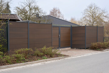 WPC Sichtschutzzaun vor einem Hausgrundstück, Waren, Müritz, Mecklenburg-Vorpommern, Deutschland, Europa
