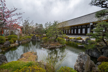 Fototapeta premium 日本、京都、三十三間堂、天台宗の寺院、春、泉回遊式庭園、蓮華王院