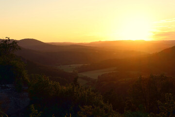 Sonnenuntergang im Sommer im Pfälzerwald, fotografiert von der Burgruine Drachenfels bei Busenberg in der Verbandsgemeinde Dahner Felsenland in Rheinland-Pfalz. 