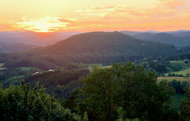 Obraz premium Sonnenuntergang im Sommer im Pfälzerwald, fotografiert von der Burgruine Drachenfels bei Busenberg in der Verbandsgemeinde Dahner Felsenland in Rheinland-Pfalz. 