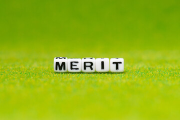 アルファベットビーズでMERITの文字