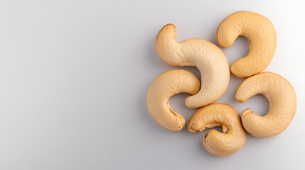 Obraz premium Close-up of a cashew nut on a glossy surface, horizontal orientation, more clarity with clear light and sharp focus, high detailed