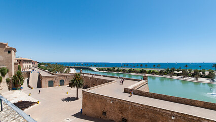 Flanieren hinter dem Gebäude am Meer
