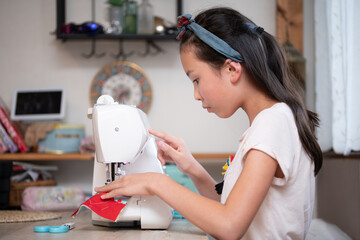 ミシンを使う女の子