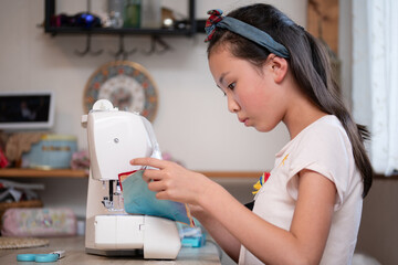 ミシンを使う女の子
