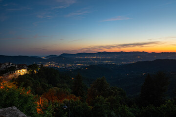 Obraz premium Beautiful twilight sky above the lights of the cities of Sarzana, La Spezia and Porto Venere, Italy