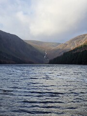 lago con montañas de fondo