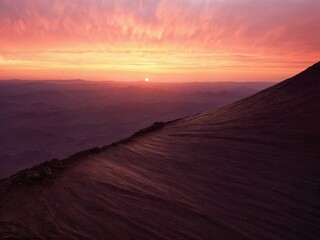 Naklejka premium Stunning sunset over majestic mountain range at dusk with vivid sky colors