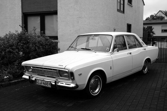 Ford 20M oder Ford Taunus P7 oder P7a der Sechziger Jahre in Wei&szlig; am 27.07.2024 beim Oldtimertreffen Golden Oldies in Wettenberg Krofdorf-Gleiberg bei Gie&szlig;en in Hessen in klassischem Schwarzwei&szlig;