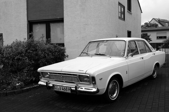 Ford 20M oder Ford Taunus P7 oder P7a der Sechziger Jahre in Wei&szlig; am 27.07.2024 beim Oldtimertreffen Golden Oldies in Wettenberg Krofdorf-Gleiberg bei Gie&szlig;en in Hessen in klassischem Schwarzwei&szlig;