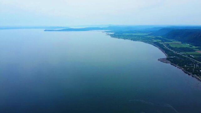 Vue a&eacute;rienne du littoral de Carleton-sur-Mer avec en arri&egrave;re-plan les montagnes appalaches & le Mont-Joseph. Les montagnes & les eaux calmes de la Baie-des-Chaleurs &agrave; vue de drone. ( Altitude: 500m.)