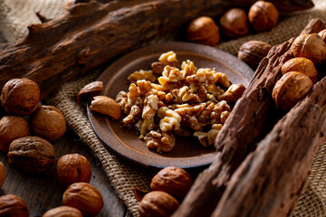 Walnut kernels and whole walnuts on a table.
Image of organic walnuts.
