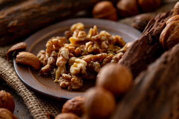Walnut kernels and whole walnuts on a table.
Image of organic walnuts.
