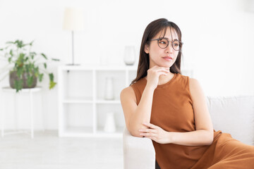 Fototapeta premium 部屋でリラックスする若い女性
