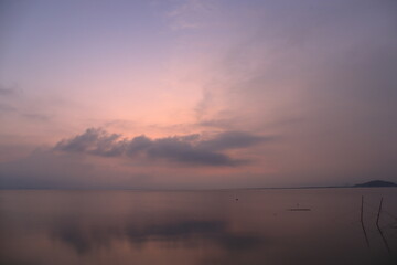 朝日が映り込む静かな海面