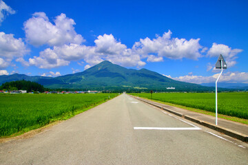 まっすぐな道と磐梯山・盛夏（福島県・猪苗代町）