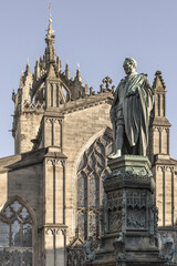Obraz premium Statue of Walter Francis Montagu Douglas Scott (Duke of Buccleuch) in front of St Giles' Cathedral or the High Kirk of Edinburgh. Copy space, Selective focus.