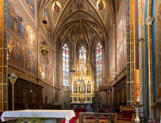 Obraz premium The central aisles of the Saints Peter and Paul Basilica in the Vysehrad district of Prague in Czech Republic