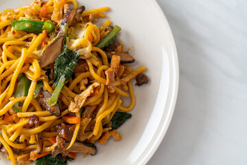 stir-fried yakisoba noodles with vegetable in vegan style