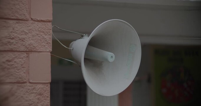 Bocina blanca en patio escolar en M&eacute;xico